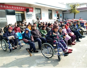 總經(jīng)理獻(xiàn)愛心 (6)