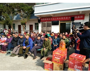 總經(jīng)理獻(xiàn)愛心 (7)